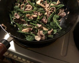 こごみと豚肉と椎茸を炒めた美味しいやつ。作り方3写真