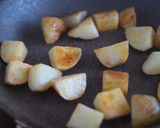 材料3つ。新じゃがの甘みそ炒め作り方3写真