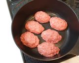 赤ワインで濃厚に!*煮込みハンバーグ作り方3写真