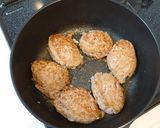 赤ワインで濃厚に!*煮込みハンバーグ作り方4写真