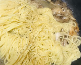 キノコのバター炒めパスタ●和風だし風味作り方2写真