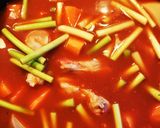 にんにくの芽で鶏手羽元根菜トマト煮作り方1写真
