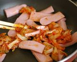 魚肉ソーセージのキムチ炒め作り方3写真