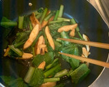 収穫した椎茸を小松菜と炒めた作り方4写真