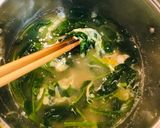 簡単・優しい味のほうれん草と卵のお味噌汁作り方3写真