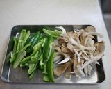 舞茸とピーマンの塩昆布炒め作り方1写真