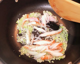 節約レシピ☆レタスとカニカマの炒飯作り方4写真