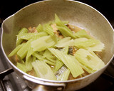 簡単美味しい！サバ味噌煮缶とふきの煮物作り方3写真