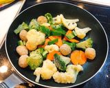 お野菜たっぷり！鶏団子の中華甘酢炒め作り方1写真