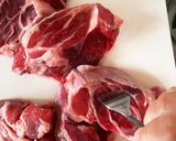 圧力鍋で柔らか♡牛スネ肉の煮込みステーキ作り方1写真