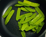 モヤシのカレー炒め カニカマ・緑の野菜作り方1写真