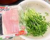 春レシピ☆巻いて焼くだけ豆苗ベーコン巻き作り方1写真