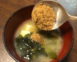 カツオ粉かけるだけ☆みそ汁ワンランク↑作り方1写真