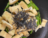 もう一品♩アスパラと油揚げの塩昆布炒め作り方11写真