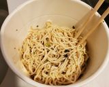 カップラーメンでつくる、豚骨油そば!作り方3写真