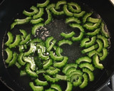 挽き肉とゴーヤと卵のオイスターソース炒め作り方1写真