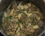 豚小間切れ肉と里芋と舞茸と九条ネギの煮物作り方5写真