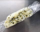 ラップで手づかみおにぎり　ひと口サイズ作り方1写真