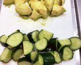 アボカドときゅうりのウメ醤油炒め作り方1写真
