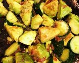 アボカドときゅうりのウメ醤油炒め作り方3写真