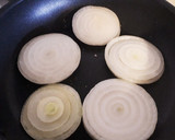 缶詰レシピ☆焼き鳥缶と新玉ねぎの炒めもの作り方2写真