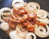 缶詰レシピ☆焼き鳥缶と新玉ねぎの炒めもの作り方3写真
