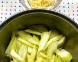 ピリ辛生姜に胡麻風味☆セロリの中華サラダ作り方1写真
