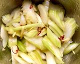 ピリ辛生姜に胡麻風味☆セロリの中華サラダ作り方2写真