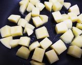 鶏ハムとじゃが芋のバジルソース炒め作り方2写真