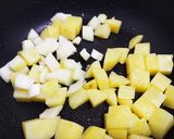 鶏ハムとじゃが芋のバジルソース炒め作り方3写真