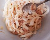 新玉ねぎとツナのマヨ醤油サラダ作り方3写真