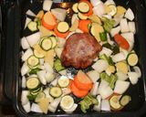 我が家の簡単定番　焼き豚野菜添え作り方6写真