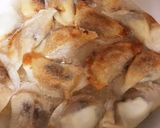 簡単！チーズとミートボールの揚げ焼き餃子作り方3写真