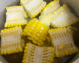 生とうもろこし。連なった簡単バターコーン作り方2写真