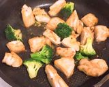 鶏胸肉とブロッコリーのバター醤油炒め♡作り方5写真