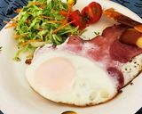 何時ものベーコンエッグにスモークチーズ作り方2写真