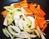 野菜たっぷり！シンプルな焼きうどん作り方2写真