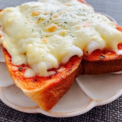 ぴざとーすと ピザトースト（税込870円）と モッツァレラチーズトースト（税込