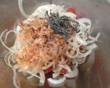 調味料2つ☆　新玉ねぎとトマトのサラダ作り方3写真