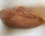 驚きの柔らかさ！鶏ムネ肉のバター醤油焼き作り方1写真