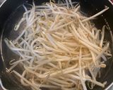俺流！やみつきモヤシのパリパリ麺和え作り方1写真