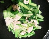 超簡単！鶏胸肉と小松菜のガリバタ炒め作り方3写真