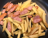 じゃがいもとソーセージのカレー粉炒め作り方2写真