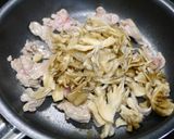 簡単！ブロッコリーの芯と肉舞茸炒め作り方3写真