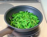簡単美味しい【絹さやと豚ひきの香味炒め】作り方3写真