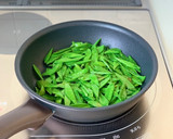簡単美味しい【絹さやと豚ひきの香味炒め】作り方3写真