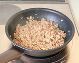 簡単美味しい【絹さやと豚ひきの香味炒め】作り方4写真