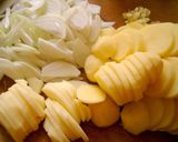 ポテトとソーセージのシードル煮込み作り方1写真