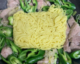 万願寺と豚肩ロースのねぎ塩焼きそば作り方5写真