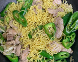 万願寺と豚肩ロースのねぎ塩焼きそば作り方7写真